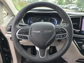 Chrysler Pacifica Plug-In Hybrid 2023 Touring L 4dr Mini-Van