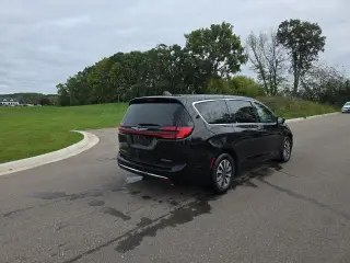 Chrysler Pacifica Plug-In Hybrid 2023 Touring L 4dr Mini-Van