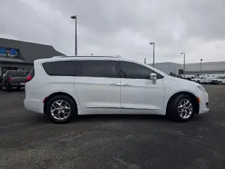 Chrysler Pacifica 2017 Limited 4dr Mini-Van