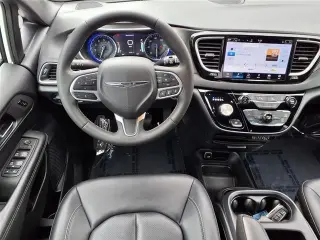 Chrysler Pacifica 2025 Select 4p Minivan