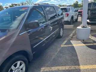 Chrysler Town and Country 2010 Touring 4dr Mini-Van