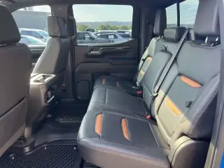 GMC Sierra 1500 2023 4x4 AT4 4 puertas Cabina Crew 5.8 pies. SB