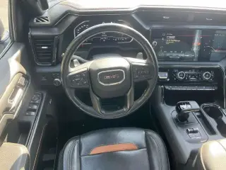 GMC Sierra 1500 2023 4x4 AT4 4 puertas Cabina Crew 5.8 pies. SB