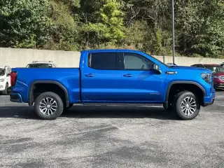 GMC Sierra 1500 2023 4x4 AT4 4 puertas Cabina Crew 5.8 pies. SB
