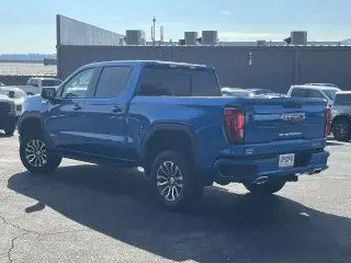 GMC Sierra 1500 2023 4x4 AT4 4 puertas Cabina Crew 5.8 pies. SB