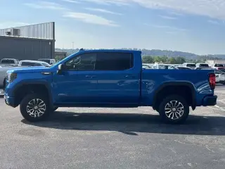 GMC Sierra 1500 2023 4x4 AT4 4 puertas Cabina Crew 5.8 pies. SB