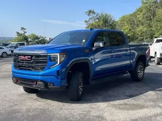 GMC Sierra 1500 2023 4x4 AT4 4 puertas Cabina Crew 5.8 pies. SB