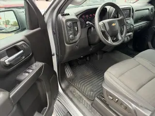 Chevrolet Silverado 1500 2024 tracción 4x4 versión Custom, cabina Crew Cab, 4 puertas, cajón de 5.8 pies
