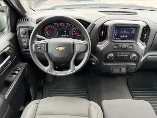 Chevrolet Silverado 1500 2024 tracción 4x4 versión Custom, cabina Crew Cab, 4 puertas, cajón de 5.8 pies