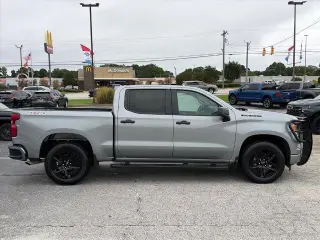 Chevrolet Silverado 1500 2024 tracción 4x4 versión Custom, cabina Crew Cab, 4 puertas, cajón de 5.8 pies
