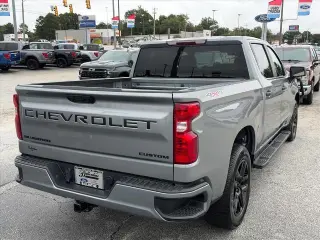 Chevrolet Silverado 1500 2024 tracción 4x4 versión Custom, cabina Crew Cab, 4 puertas, cajón de 5.8 pies