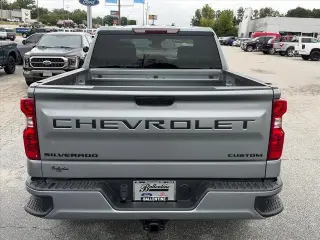 Chevrolet Silverado 1500 2024 tracción 4x4 versión Custom, cabina Crew Cab, 4 puertas, cajón de 5.8 pies