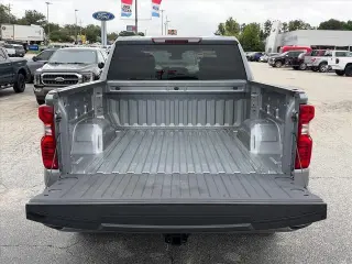 Chevrolet Silverado 1500 2024 tracción 4x4 versión Custom, cabina Crew Cab, 4 puertas, cajón de 5.8 pies