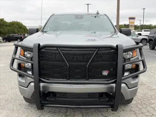 Chevrolet Silverado 1500 2024 tracción 4x4 versión Custom, cabina Crew Cab, 4 puertas, cajón de 5.8 pies