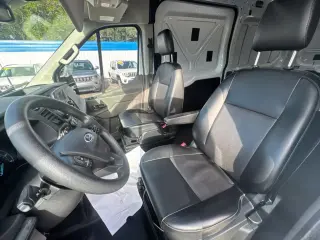 Ford Transit 2023 150 furgón de carga de techo medio con distancia entre ejes corta y tres puertas