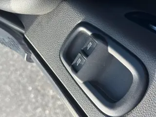 Ford Transit 2023 150 furgón de carga de techo medio con distancia entre ejes corta y tres puertas