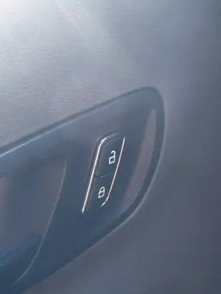 Ford Transit 2023 150 furgón de carga de techo medio con distancia entre ejes corta y tres puertas