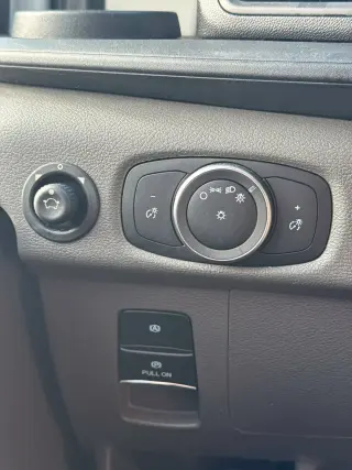 Ford Transit 2023 150 furgón de carga de techo medio con distancia entre ejes corta y tres puertas