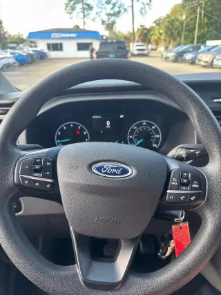 Ford Transit 2023 150 furgón de carga de techo medio con distancia entre ejes corta y tres puertas