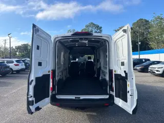 Ford Transit 2023 150 furgón de carga de techo medio con distancia entre ejes corta y tres puertas