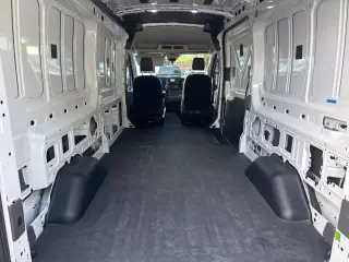 Ford Transit 2023 150 furgón de carga de techo medio con distancia entre ejes corta y tres puertas
