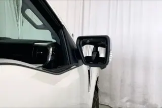 Ford F-150 2022 4x4 Lariat 4dr SuperCrew con 5.5 pies de longitud de plataforma.