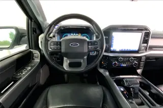 Ford F-150 2022 4x4 Lariat 4dr SuperCrew con 5.5 pies de longitud de plataforma.