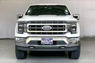 Ford F-150 2022 4x4 Lariat 4dr SuperCrew con 5.5 pies de longitud de plataforma.