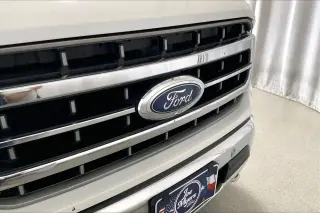 Ford F-150 2022 4x4 Lariat 4dr SuperCrew con 5.5 pies de longitud de plataforma.