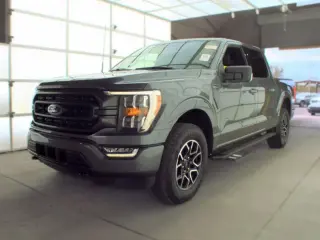 Ford F-150 2023 4x4 XLT 4dr SuperCrew con cabina de 5.5 metros de largo.