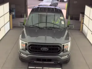 Ford F-150 2023 4x4 XLT 4dr SuperCrew con cabina de 5.5 metros de largo.