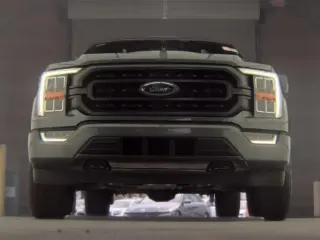 Ford F-150 2023 4x4 XLT 4dr SuperCrew con cabina de 5.5 metros de largo.