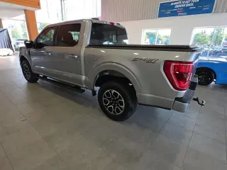 Ford F-150 2022 4x4 XLT 4p SuperCrew 5.5 ft. SB plateada metálica CARFAX de un solo propietario. 19/24 MPG ciudad/carretera 2022 Ford F-150 XLT 4WD 10 velocidades automática 2.7L V6 EcoBoost 4WD.¡PRECIOS AL POR MAYOR PARA TODOS! Inspección de segu