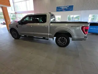 Ford F-150 2022 4x4 XLT 4p SuperCrew 5.5 ft. SB plateada metálica CARFAX de un solo propietario. 19/24 MPG ciudad/carretera 2022 Ford F-150 XLT 4WD 10 velocidades automática 2.7L V6 EcoBoost 4WD.¡PRECIOS AL POR MAYOR PARA TODOS! Inspección de segu