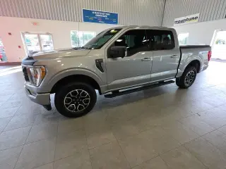 Ford F-150 2022 4x4 XLT 4p SuperCrew 5.5 ft. SB plateada metálica CARFAX de un solo propietario. 19/24 MPG ciudad/carretera 2022 Ford F-150 XLT 4WD 10 velocidades automática 2.7L V6 EcoBoost 4WD.¡PRECIOS AL POR MAYOR PARA TODOS! Inspección de segu