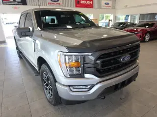 Ford F-150 2022 4x4 XLT 4p SuperCrew 5.5 ft. SB plateada metálica CARFAX de un solo propietario. 19/24 MPG ciudad/carretera 2022 Ford F-150 XLT 4WD 10 velocidades automática 2.7L V6 EcoBoost 4WD.¡PRECIOS AL POR MAYOR PARA TODOS! Inspección de segu