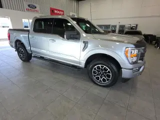Ford F-150 2022 4x4 XLT 4p SuperCrew 5.5 ft. SB plateada metálica CARFAX de un solo propietario. 19/24 MPG ciudad/carretera 2022 Ford F-150 XLT 4WD 10 velocidades automática 2.7L V6 EcoBoost 4WD.¡PRECIOS AL POR MAYOR PARA TODOS! Inspección de segu