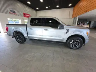 Ford F-150 2022 4x4 XLT 4p SuperCrew 5.5 ft. SB plateada metálica CARFAX de un solo propietario. 19/24 MPG ciudad/carretera 2022 Ford F-150 XLT 4WD 10 velocidades automática 2.7L V6 EcoBoost 4WD.¡PRECIOS AL POR MAYOR PARA TODOS! Inspección de segu