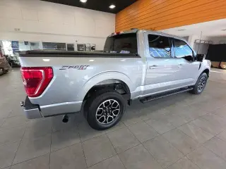 Ford F-150 2022 4x4 XLT 4p SuperCrew 5.5 ft. SB plateada metálica CARFAX de un solo propietario. 19/24 MPG ciudad/carretera 2022 Ford F-150 XLT 4WD 10 velocidades automática 2.7L V6 EcoBoost 4WD.¡PRECIOS AL POR MAYOR PARA TODOS! Inspección de segu