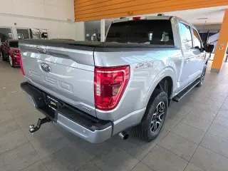 Ford F-150 2022 4x4 XLT 4p SuperCrew 5.5 ft. SB plateada metálica CARFAX de un solo propietario. 19/24 MPG ciudad/carretera 2022 Ford F-150 XLT 4WD 10 velocidades automática 2.7L V6 EcoBoost 4WD.¡PRECIOS AL POR MAYOR PARA TODOS! Inspección de segu