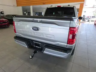 Ford F-150 2022 4x4 XLT 4p SuperCrew 5.5 ft. SB plateada metálica CARFAX de un solo propietario. 19/24 MPG ciudad/carretera 2022 Ford F-150 XLT 4WD 10 velocidades automática 2.7L V6 EcoBoost 4WD.¡PRECIOS AL POR MAYOR PARA TODOS! Inspección de segu