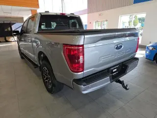 Ford F-150 2022 4x4 XLT 4p SuperCrew 5.5 ft. SB plateada metálica CARFAX de un solo propietario. 19/24 MPG ciudad/carretera 2022 Ford F-150 XLT 4WD 10 velocidades automática 2.7L V6 EcoBoost 4WD.¡PRECIOS AL POR MAYOR PARA TODOS! Inspección de segu
