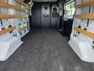 Ford Transit 2025 250 3 puertas LWB techo bajo furgón de carga