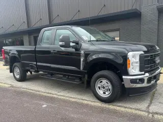 Ford F-350 Super Duty 2023 4x4 XL, 4 puertas SuperCab, 6.8 pies, ejes simples traseros, camioneta