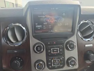 Ford F-350 Super Duty 2015 4x4 King Ranch camioneta de 4 puertas, cabina Crew, largo de tolva de 6.8 pies, eje simple
