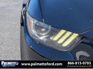 Ford Mustang 2015 EcoBoost Premium 2dr Convertible en Negro 2015 Ford Mustang EcoBoost Premium RWD 6-Velocidades Automática con Select-Shift EcoBoost 2.3L I4 GTDi DOHC Turbocharged VCT Ubicacion en 1625 Savannah Hwy en Charleston Carolina del Sur. Llama a
