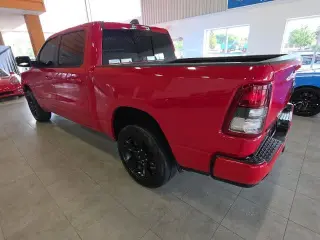 Ram 1500 2020 4x4 Lone Star 4dr Cabina de tripulacion 5.6 ft. SB Camioneta