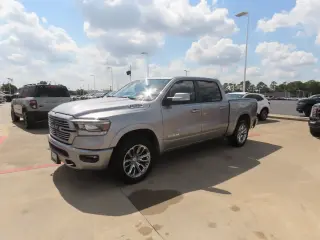 Ram 1500 2022 4x2 Laramie 4p Cab Crew 5.6 ft. SB Camioneta