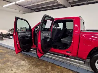 Ram 1500 2023 4x2 Big Horn 4 puertas Crew Cab 5.6 ft. SB Pickup
