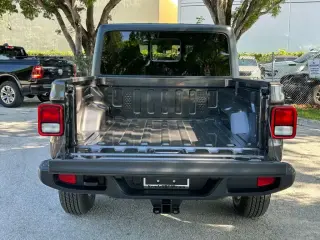 Jeep Gladiator 2025 4x4 Sport 4dr Crew Cab 5.0 ft. SB